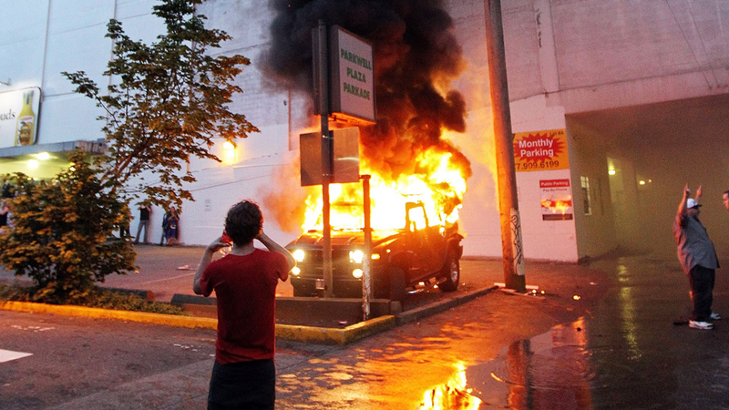 Illustration for article titled Vancouver now second in hockey, first in burning cars